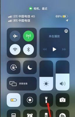 如何开启iPhone闪光灯？（简单操作让你的iPhone照亮夜晚）