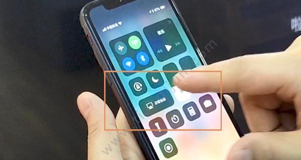 如何将iPhone屏幕投影到电脑上（实现投影的简单方法及步骤）