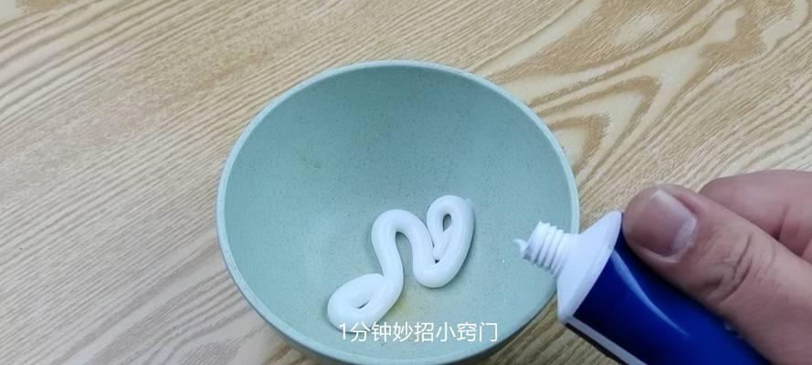 以牙膏清洗抽油烟机内部的方法（使用牙膏轻松清洁抽油烟机）